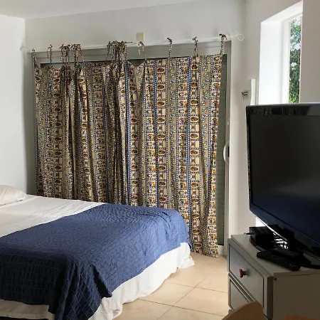 Appartement Joli Studio Independant, Avec Exterieur Verdoyant A