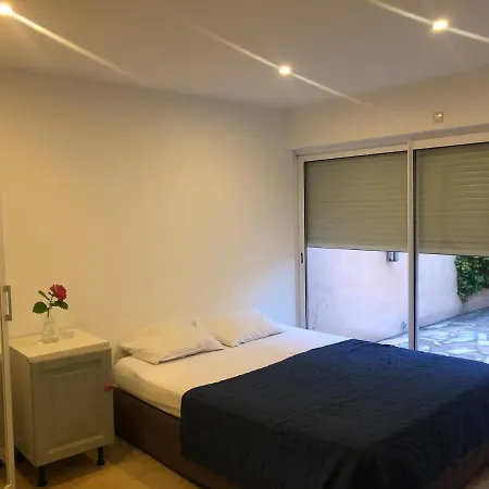 Joli Studio Indépendant, Avec Extérieur Verdoyant à