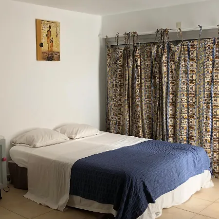 Joli Studio Indépendant, Avec Extérieur Verdoyant à Appartement *